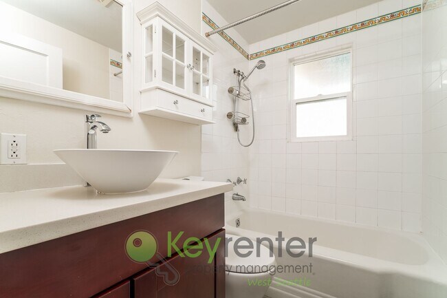 Building Photo - Stylish Three Bedroom Retreat with fully fenced yard and storage!