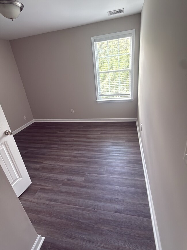 Building Photo - 654 Pippin Dr
