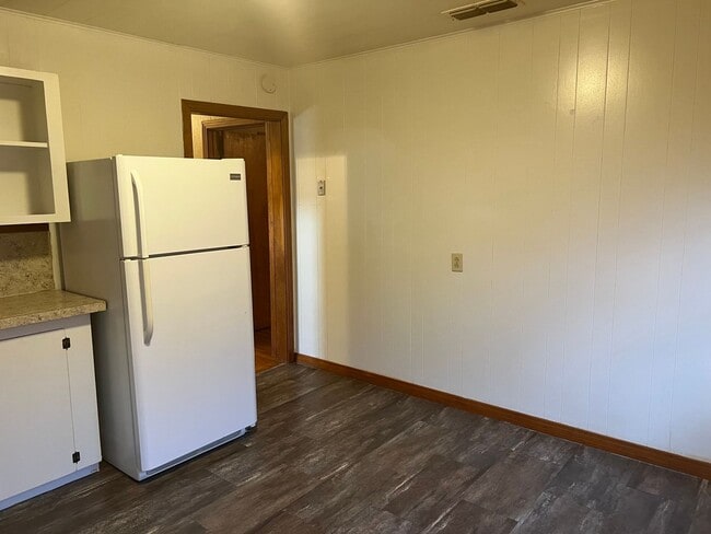 Building Photo - Country Living Home