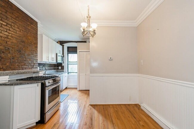 Building Photo - 167 Christopher Columbus Dr