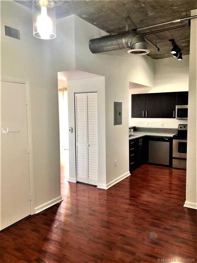 Building Photo - 455 NE 25th St