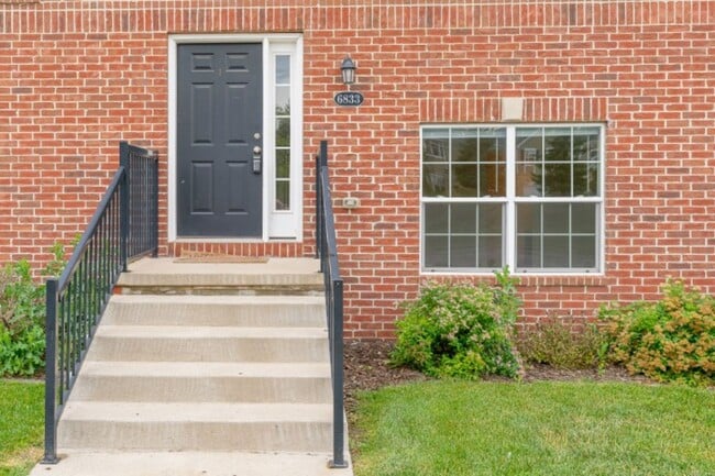 Building Photo - 6879 Daniel Defoe Dr