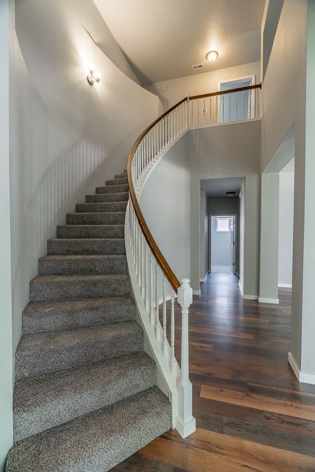 Building Photo - Fabulous & Spacious 4 Bedroom home in Har-Ber Meadows w/bonus room!