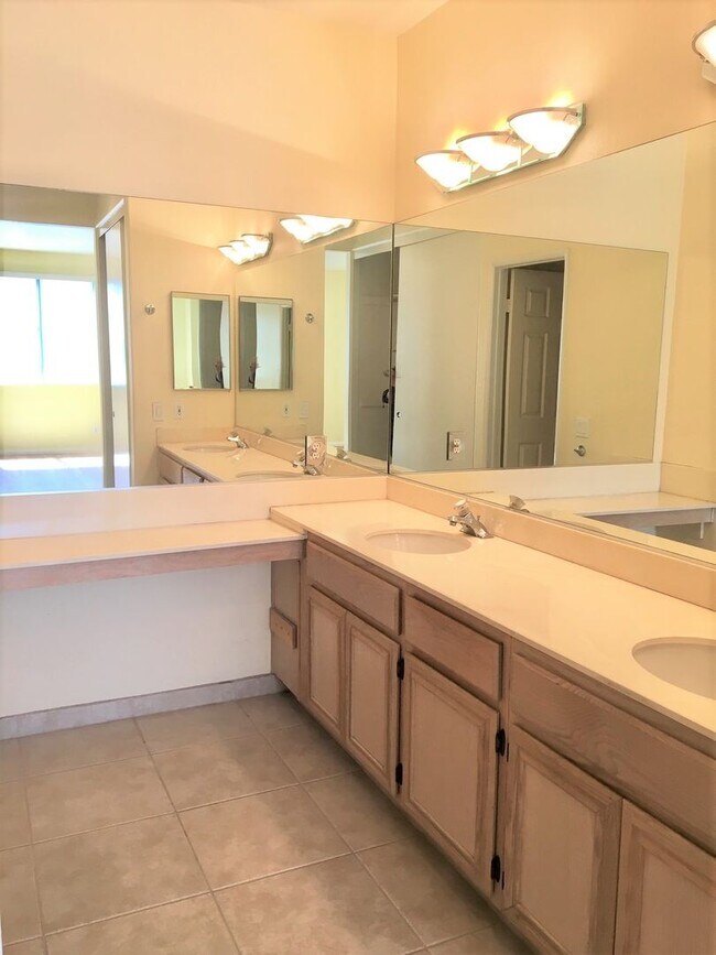 Building Photo - Beautiful Rancho San Diego Condo!