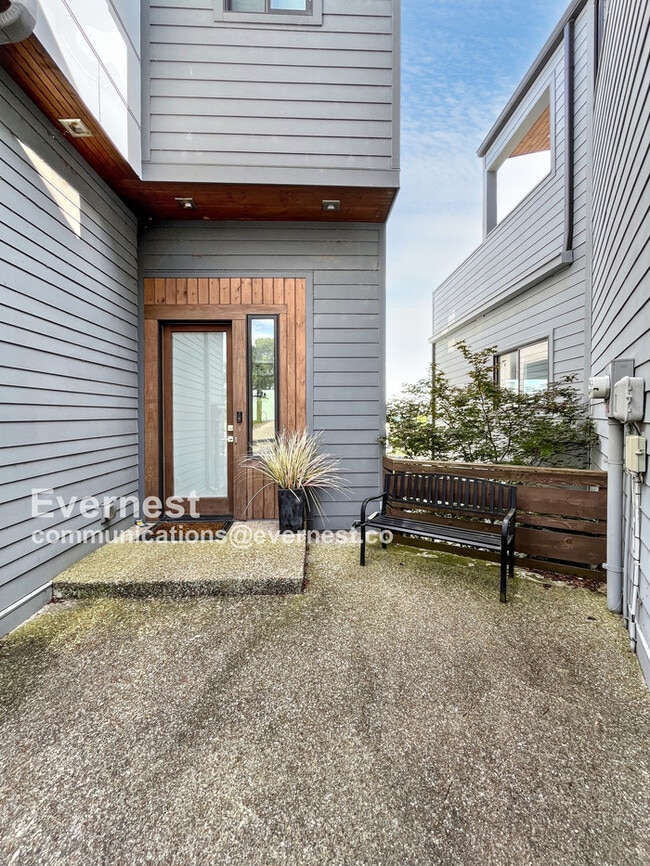 Building Photo - 118A Fern Ave