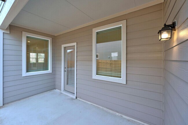 Building Photo - Modern Comfort in Avery Centre – Ready for You!
