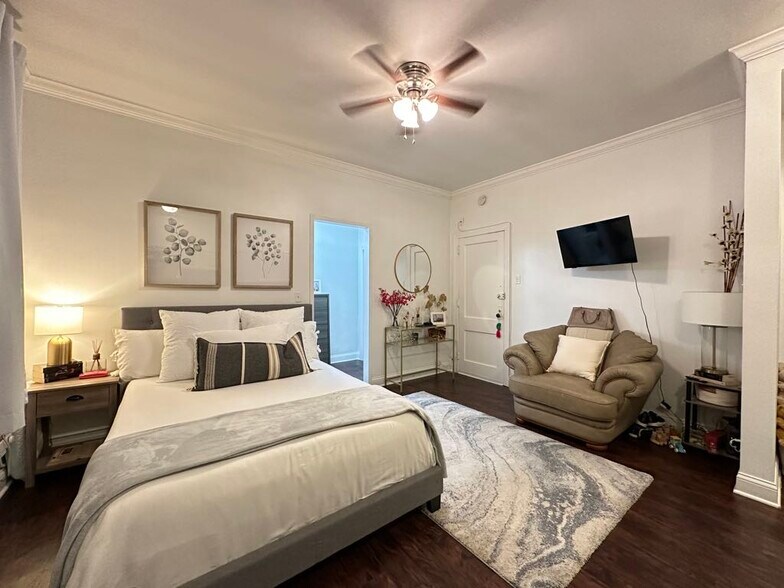 Building Photo - 3345 N Marshfield Ave