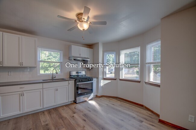 Building Photo - 700 E 36th Ave