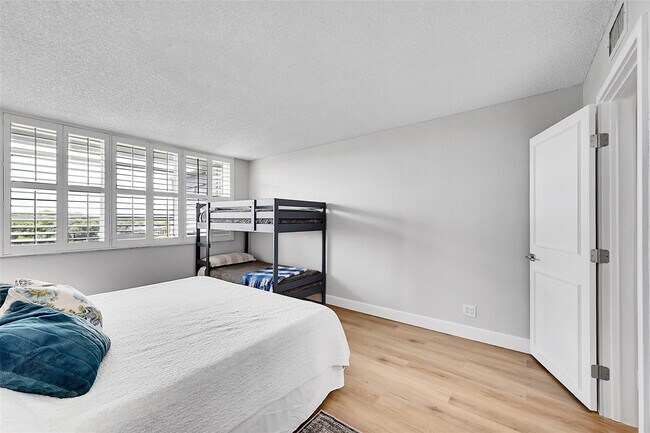 Building Photo - 4020 W Palm Aire Dr