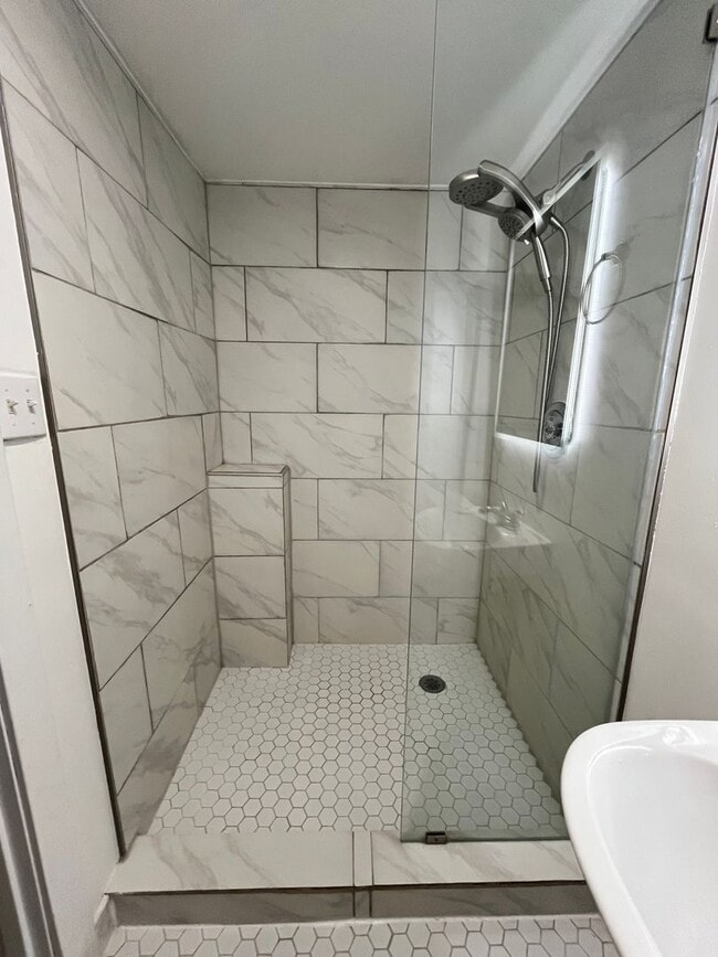 Building Photo - Spacious 2 Bed/2 Bath with Fenced in Yard!