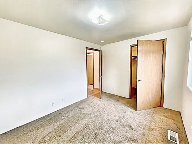 Building Photo - Charming 2 bedroom 1 bath townhome available!