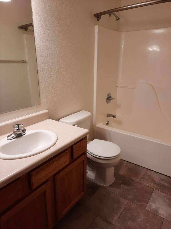 Building Photo - 2 BED | 2 BATH | TOWNHOME | SINGLE GARAGE ...