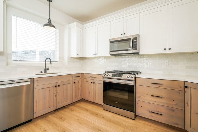 Building Photo - Spacious 4 Bed, 2.5 Bath Home with Central Air & 2-Car Garage! - Available NOW!