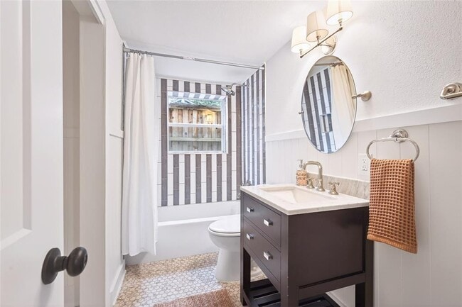 Building Photo - 1706 Palma Plaza