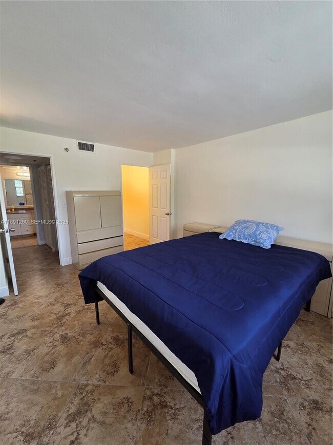 Building Photo - 210 174th St