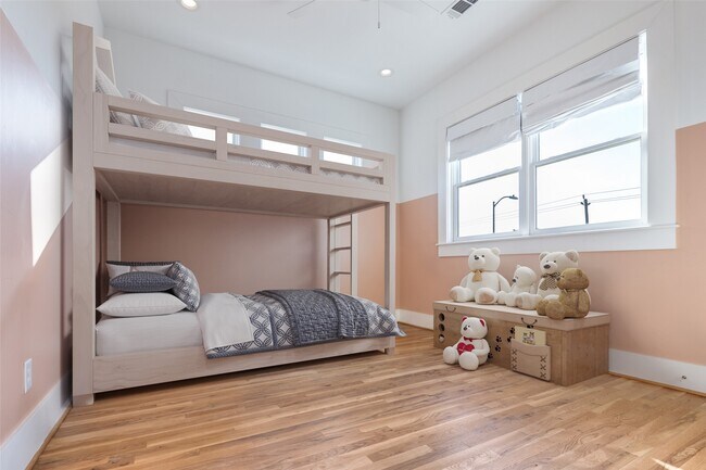 Building Photo - 709 E 13th St