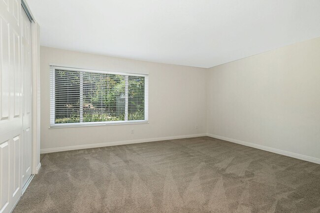 Building Photo - Beautiful & Large Home in Quiet Gatewood Hills - Private Backyard - 2-Car Garage