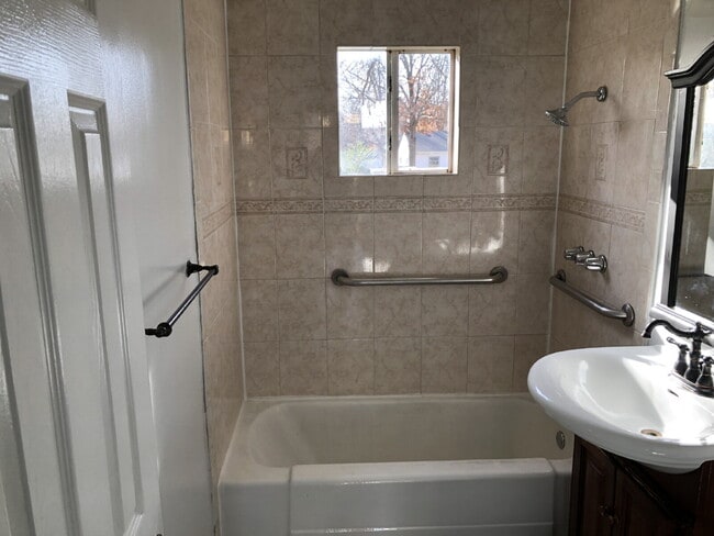 Building Photo - Cute midtown 3 bedroom, 1 bath home