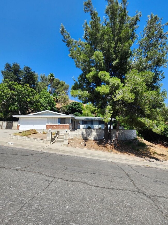 Primary Photo - Newly Renovated! Spacious 4-Bed, 2-Bath Ho...
