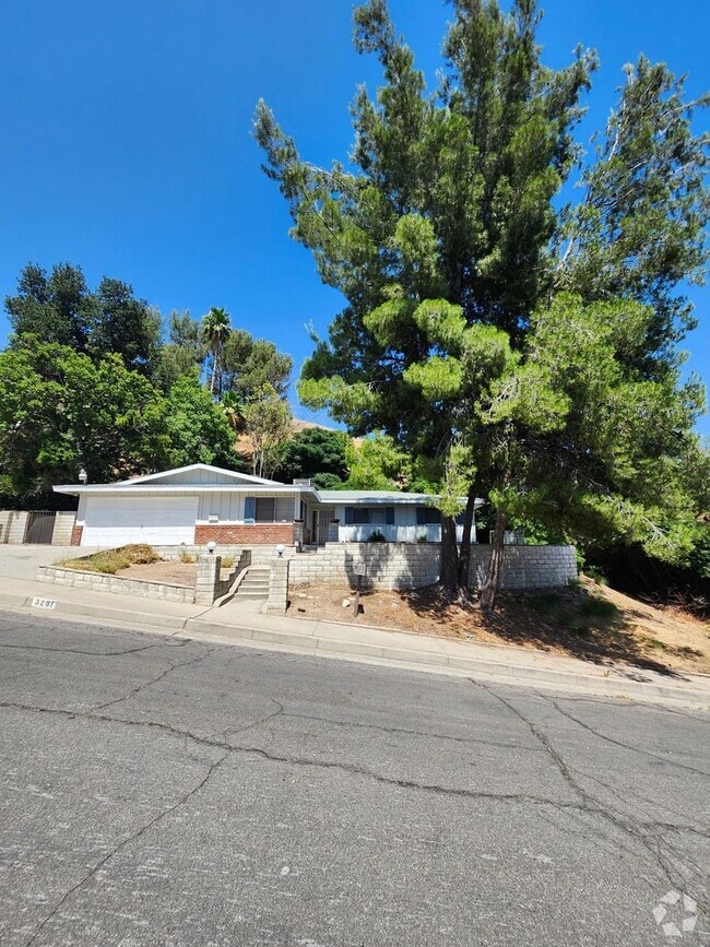 Building Photo - Newly Renovated! Spacious 4-Bed, 2-Bath Ho...