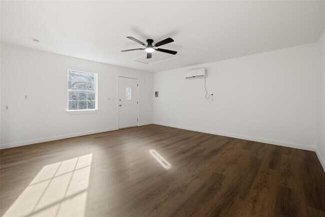 Building Photo - 707 W 7th St