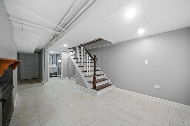 Building Photo - 2115 W Armitage Ave