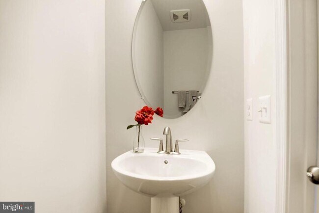 Building Photo - 42482 Dogwood Glen Square