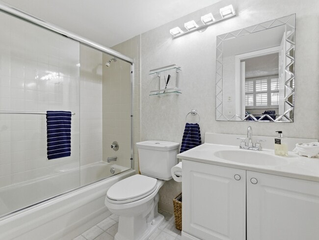 Building Photo - 911 Gardenia Dr