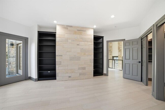 Building Photo - 2700 Marina Shores Dr