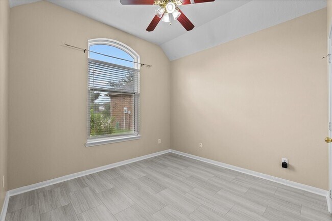 Building Photo - 2758 Laguna Pointe Dr