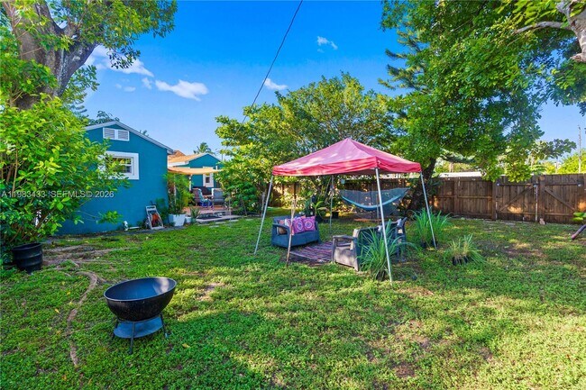 Building Photo - 2447 Wilson St