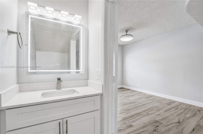 Building Photo - 16607 Hemingway Dr