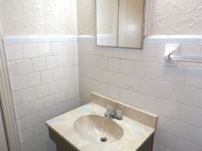 Building Photo - 1111 NW Andrews Ave