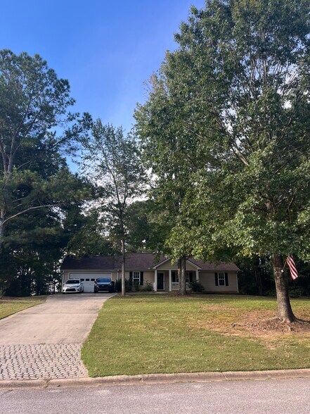 Primary Photo - 180 McIntosh Estates Dr
