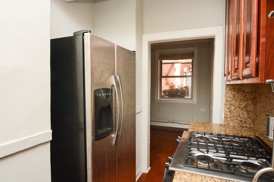 Building Photo - 529 W Surf St