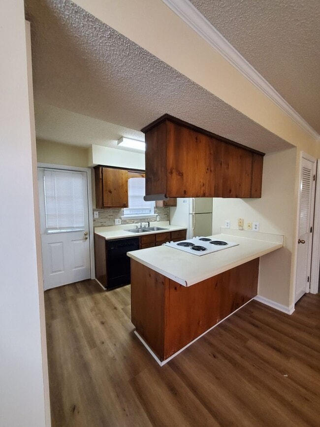 Building Photo - Charming Retreat with Wood Burning Fireplace: Your Ideal Rental Home Awaits!