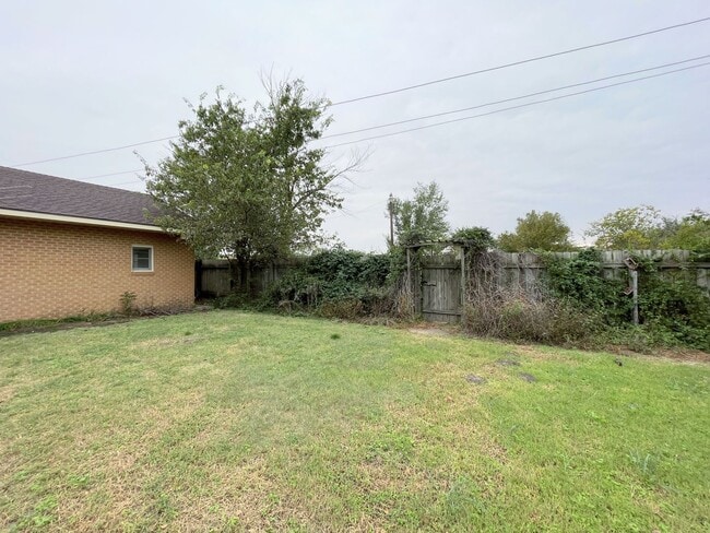 Building Photo - 2 bed brick home outside town