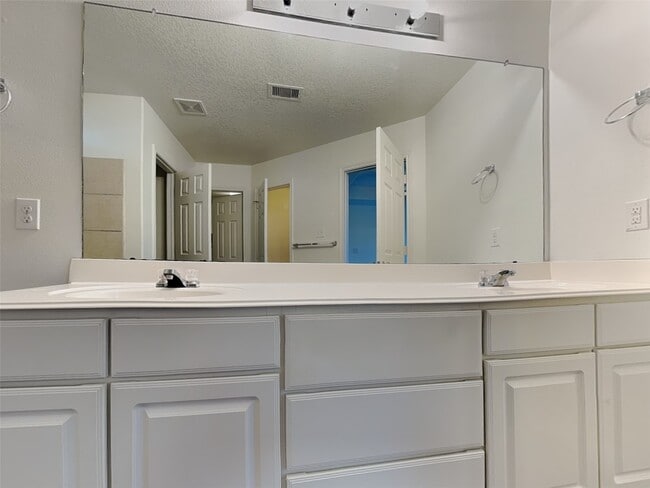 Building Photo - 2407 Aspen Dale Dr
