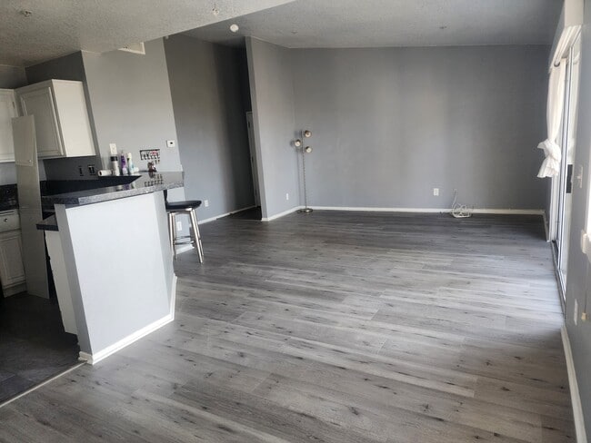 Building Photo - 2560 Avenida Del Vista