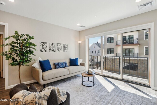 Building Photo - 272 Willow Ave