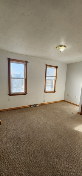 Building Photo - 213 Brown St