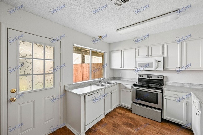 Building Photo - 800 Bluebonnet Dr