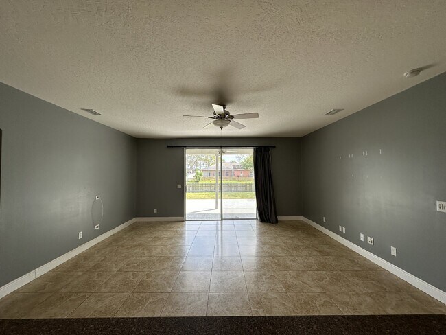 Building Photo - Spacious 4-Bedroom Home in Melbourne, FL w...