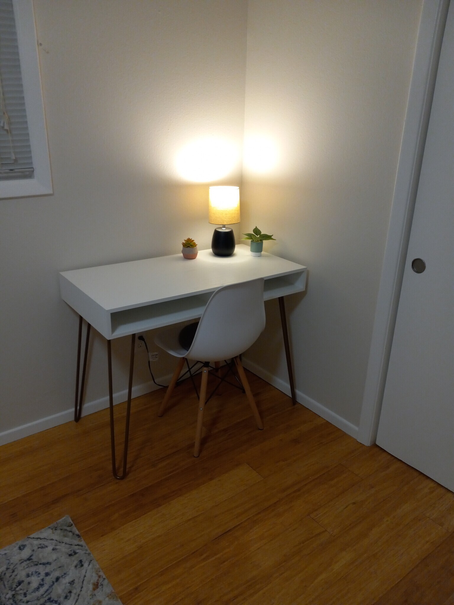 Work space - wifi included! - 2150-2160 Raynor St SE