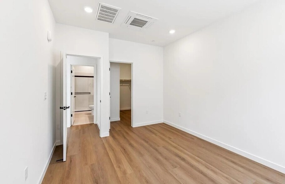Building Photo - 818 Redberry Way