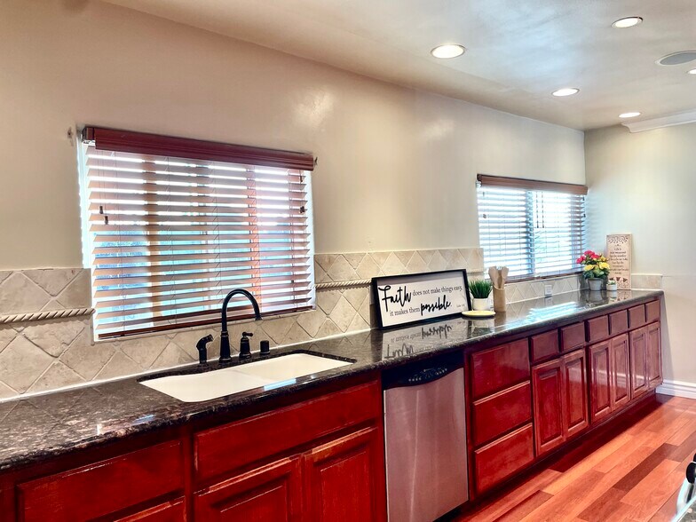 Building Photo - 8781 La Grand Ave