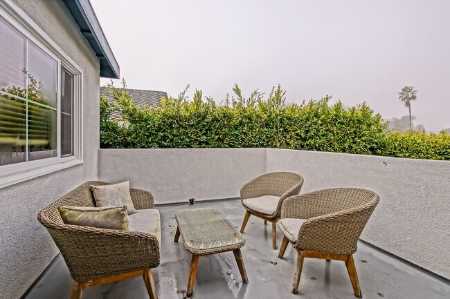 Building Photo - CHARMING & SPACIOUS, 5BR3.5BA HOME W/ PRIVATE YARD, BALCONY & SPRAWLING LIVING SPACE NEXT TO SAND...