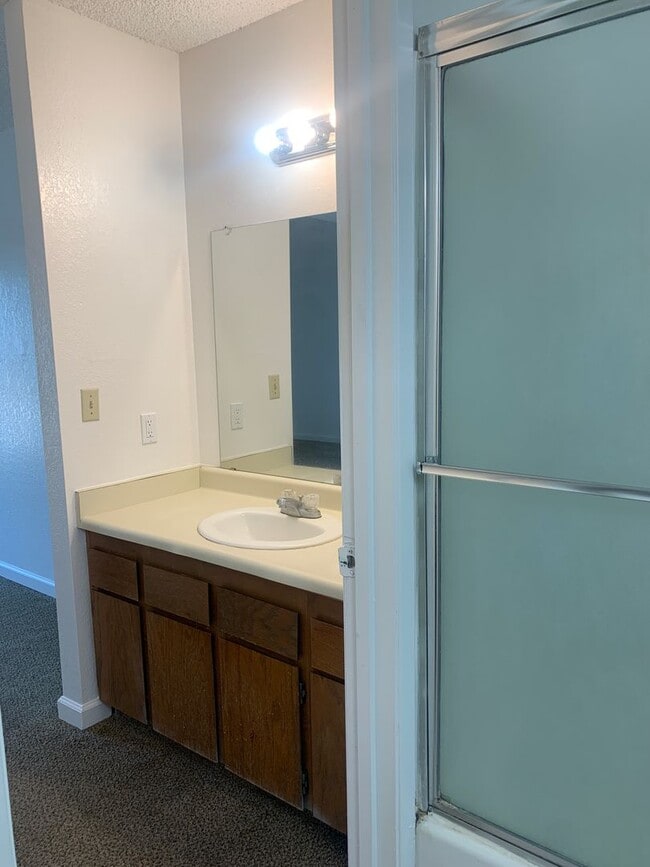 Building Photo - Lovey Townhome In Clovis!
