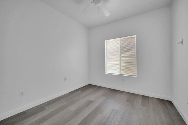 Building Photo - 2 BEDROOM 2 BATH CONDO NEW FLOORING