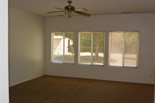 Building Photo - 3 Bedroom 2 Bathroom Home in SW Visalia! Close to Shopping and Restaurants!